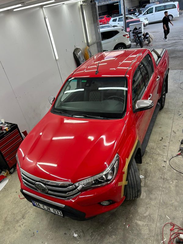 Kırmızı Toyota Hilux'a Şaşmaz atölyemizde cam filmi ve boya koruma uygulaması