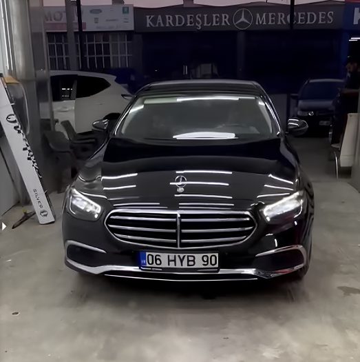 Siyah Mercedes E-Serisi aracın Şaşmaz atölyemizdeki kaplama öncesi hazırlığı