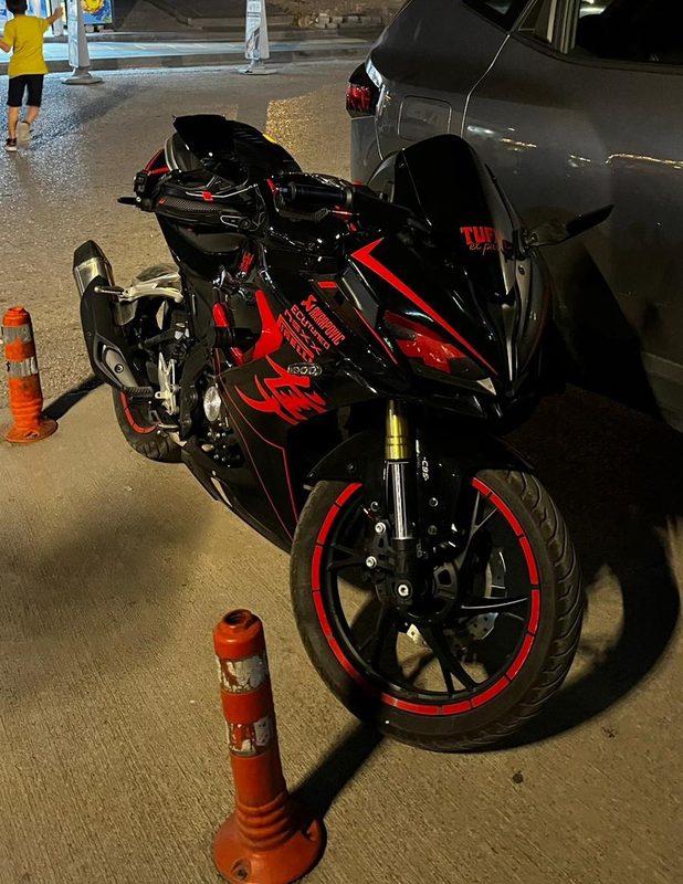 Motosiklete uygulanan kırmızı-siyah özel sticker ve kaplama tasarımı