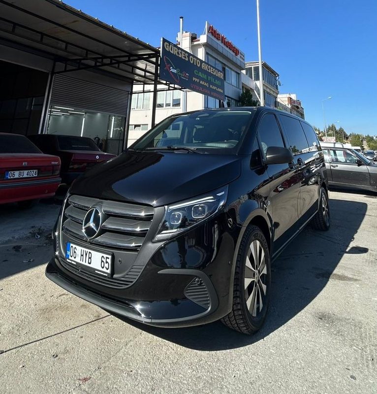 Gürses Oto Aksesuar Şaşmaz şubesi önünde cam filmi uygulanmış siyah Mercedes Vito